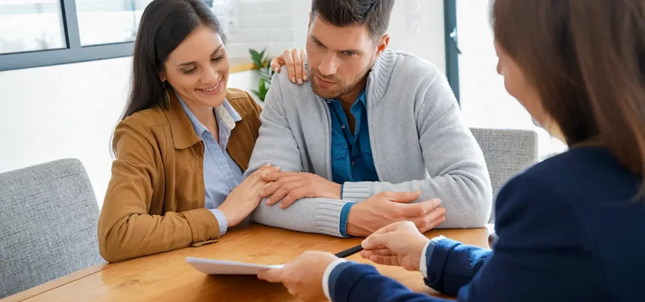 Grupo de personas conversando