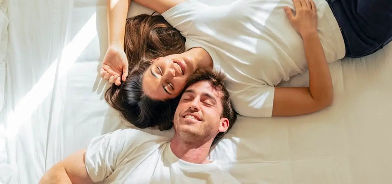 Pareja feliz cumpliendo metas