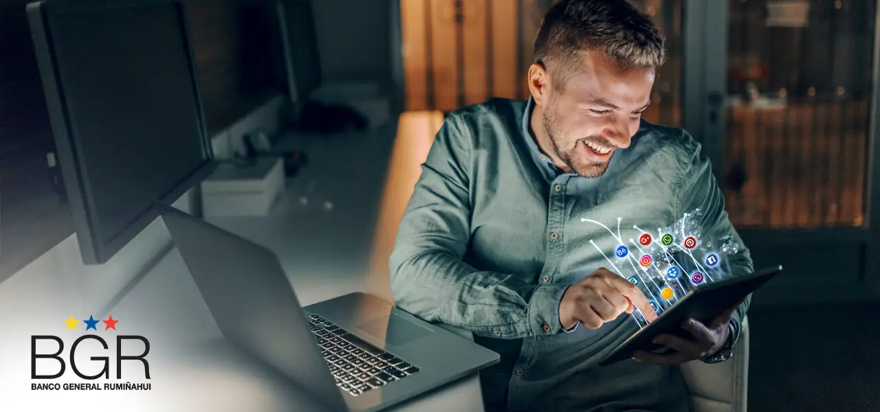 Joven sosteniendo con una tablet con datos futuristas