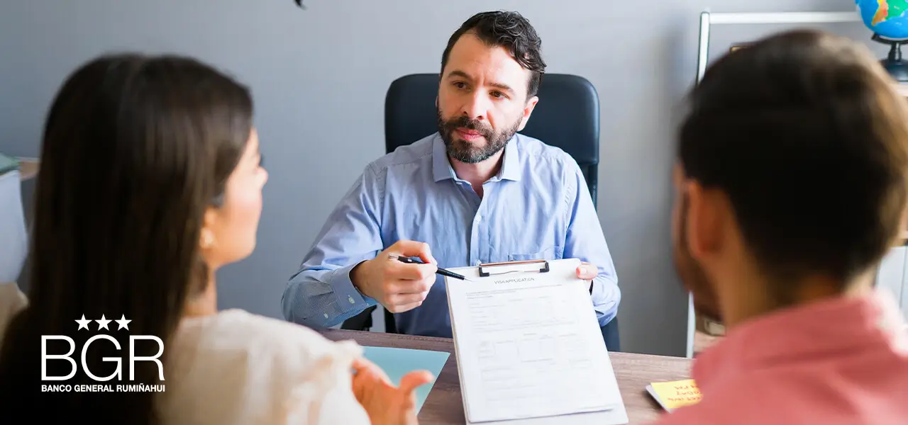Pareja discutiendo temas financieros