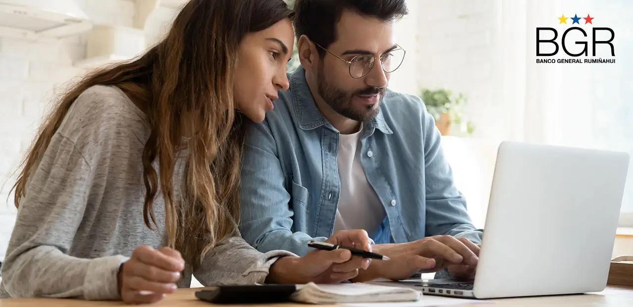 Pareja revisando estado financiero