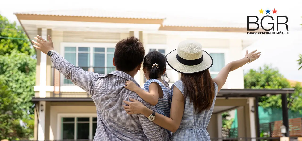 Pareja mirando una casa nueva
