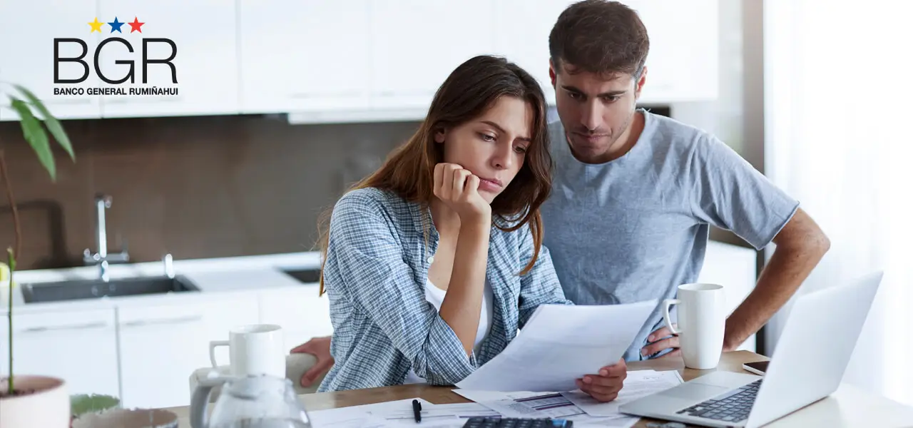 Pareja revisando estado financiero