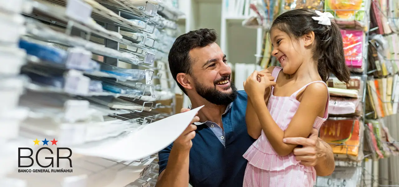 Padre de familia buscando útiles escolares