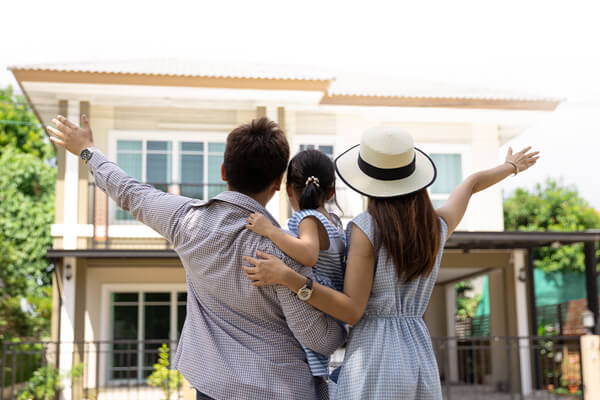 Papá y mamá en busca de una casa para comprar