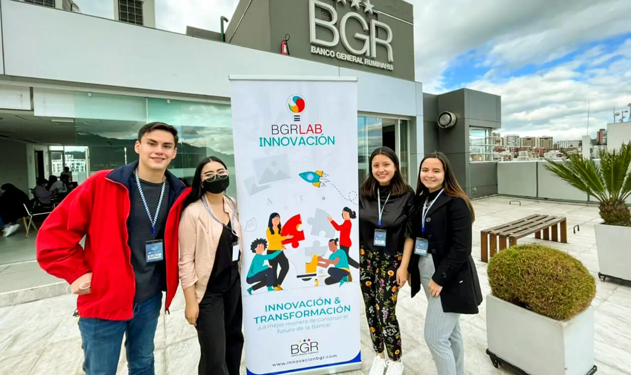 Participantes de la USFQ el día del evento