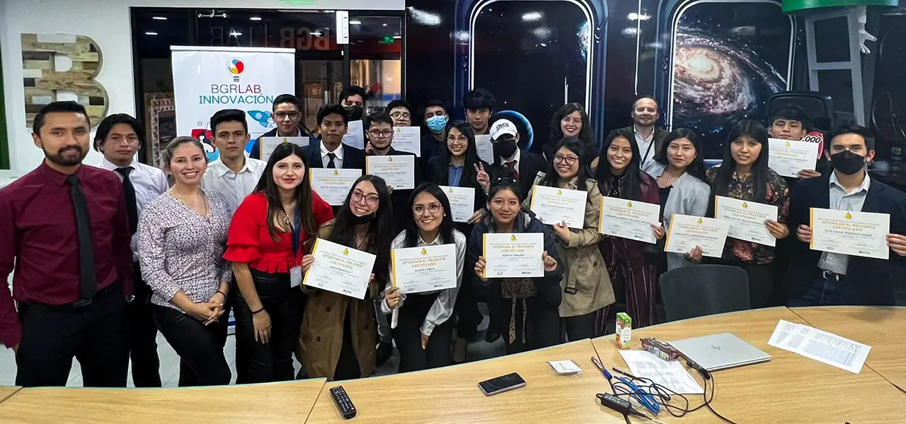 Participantes de la Hackaton en la Salesiana