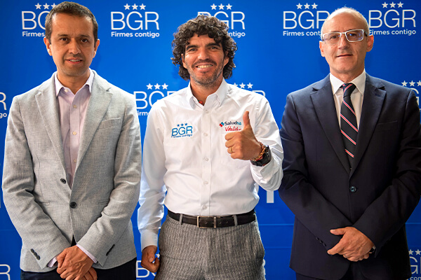 Santiago Quintero con autoridades de BGR.