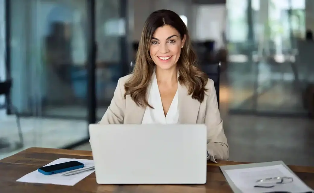 Ejecutiva con una laptop