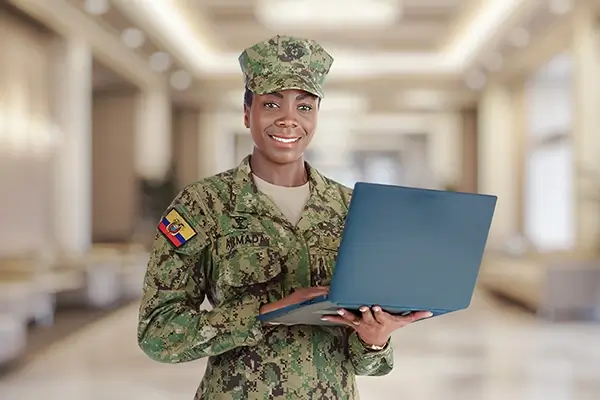 Persona mujer sosteniendo una laptop vestida de militar