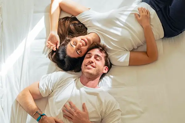 Pareja feliz cumpliendo metas