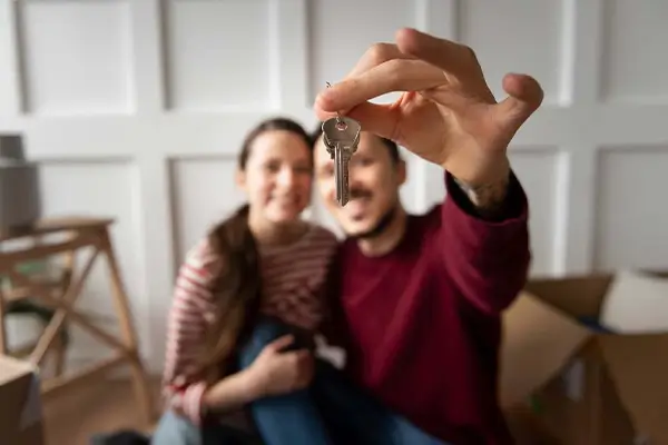 Pareja estrenando una casa nueva