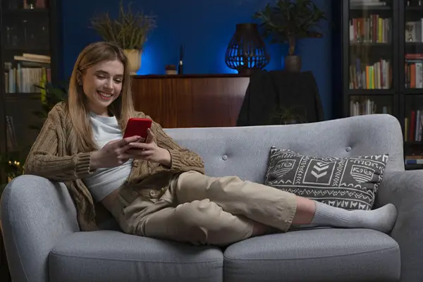 Chica pagando los servicios básicos