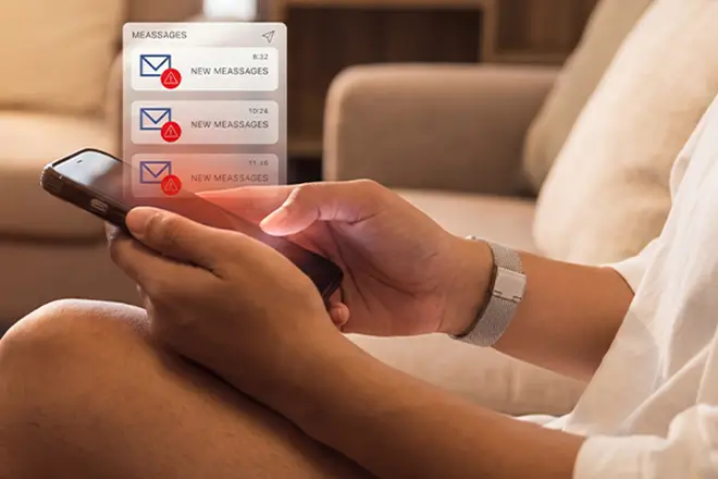 Mujer revisando su correo electrónico y eliminando correos maliciosos