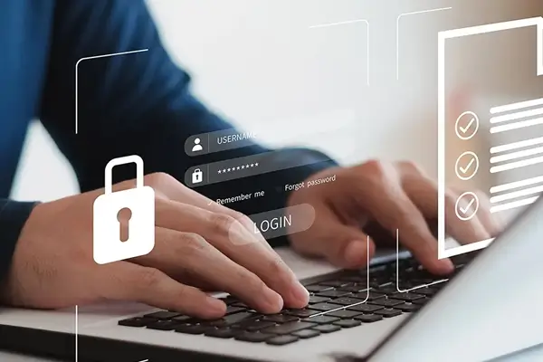 Cyber delincuente frente a una computadora