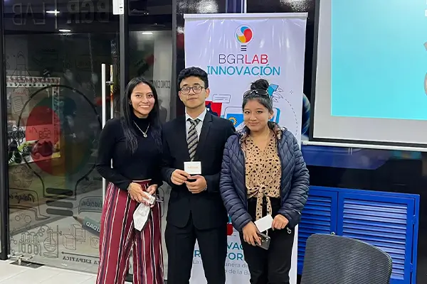 Participantes de la Hackaton en la Salesiana